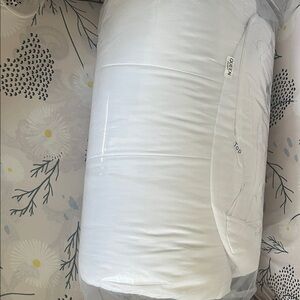 NWT Queen size duvet insert, with corner slots. Quilted down alternative